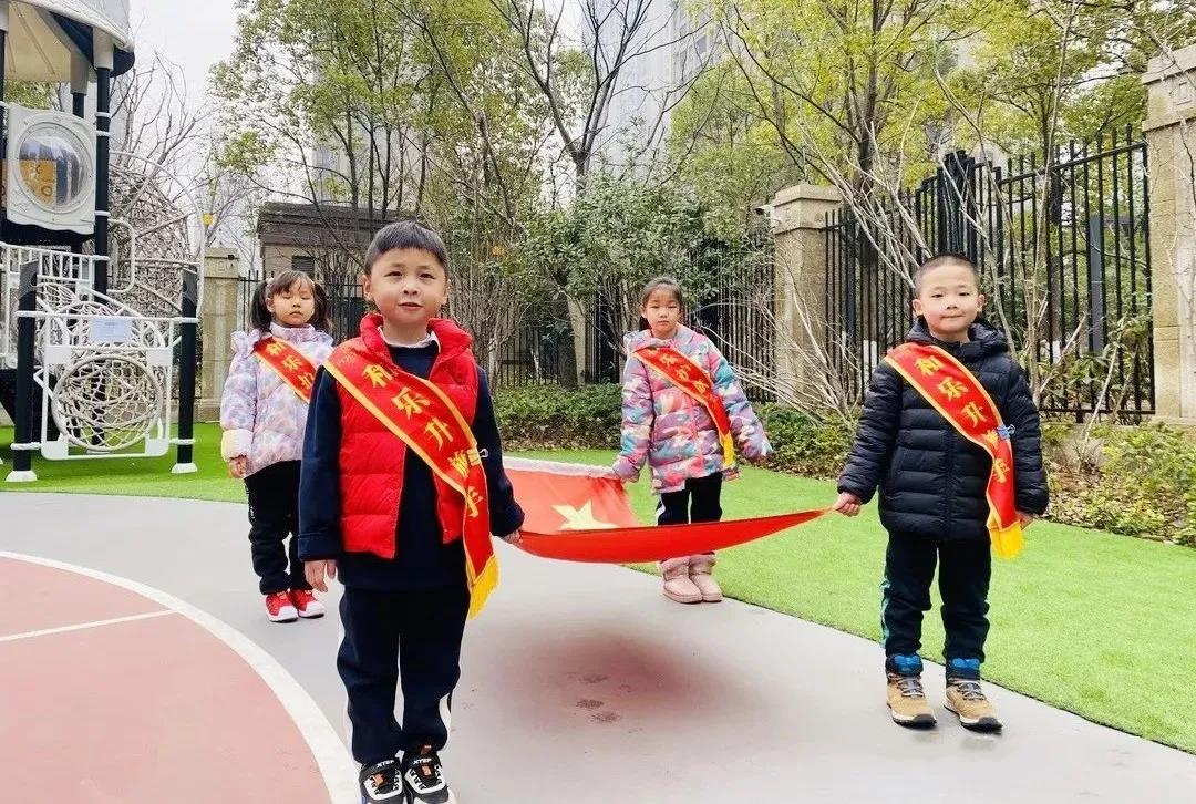 保利和乐武汉百瑞景分园:小小升旗手开学第一课,在学习安全知识,年